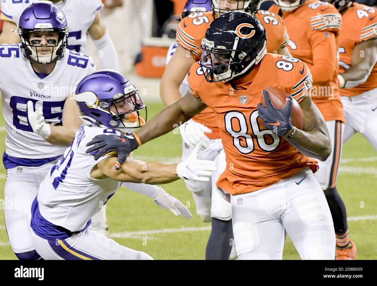 Chicago, Stati Uniti. 17 Nov 2020. Chicago Bears Tight End Demetrius Harris (86) cerca di respingere Minnesota Vikings Wide ricevitore Bisi Johnson (81) durante la seconda metà a Soldier Field a Chicago il Lunedi, 16 novembre 2020. I Minnesota Vikings sconfissero i Chicago Bears 19-13. Photo by Mark Black/UPI Credit: UPI/Alamy Live News Foto Stock