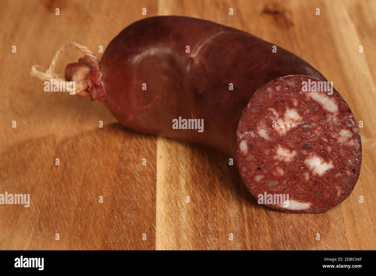 salsiccia di sangue su tavola di legno Foto Stock