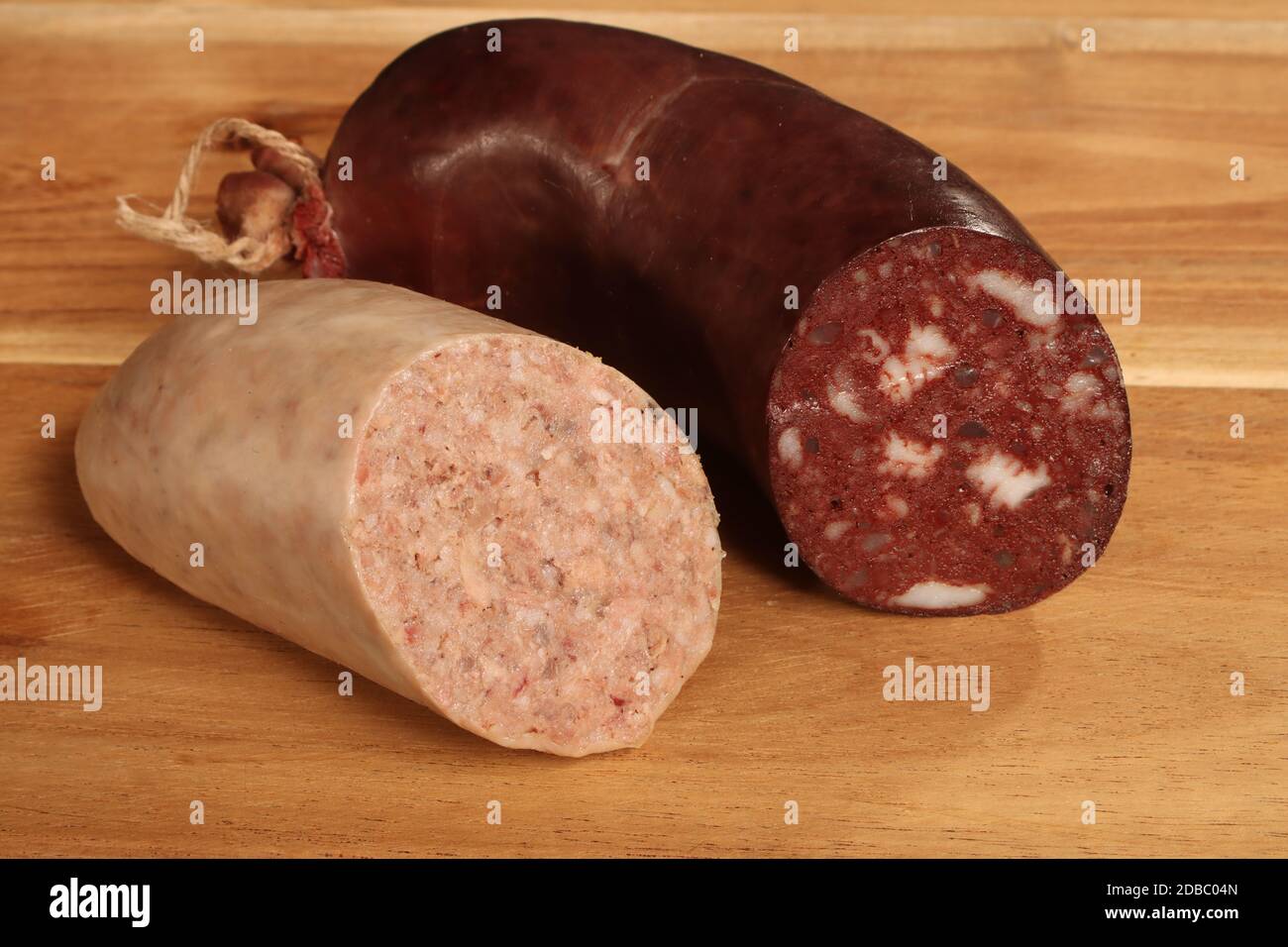 sangue e salsiccia di fegato su tavola di legno Foto Stock