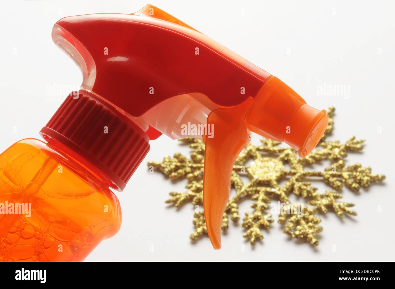 Bottiglia di detergente con decorazione natalizia Foto Stock