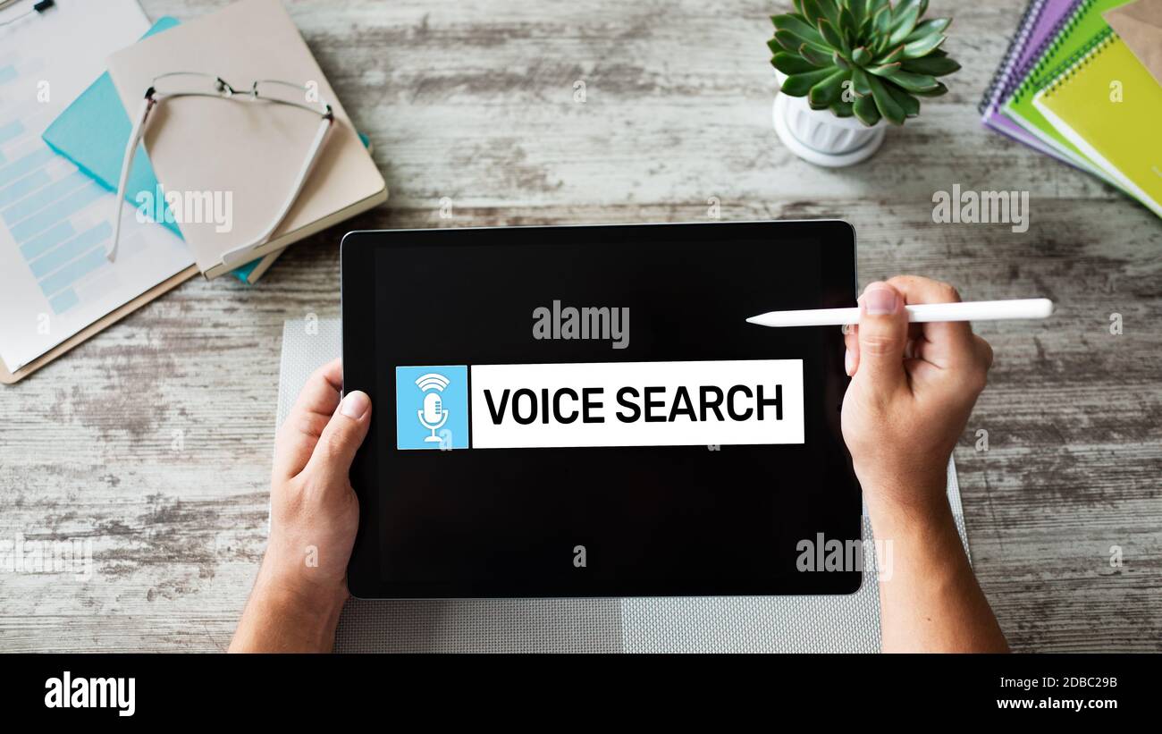 Il servizio di ricerca vocale applicazione sulla schermata del dispositivo. Internet e il concetto di tecnologia Foto Stock