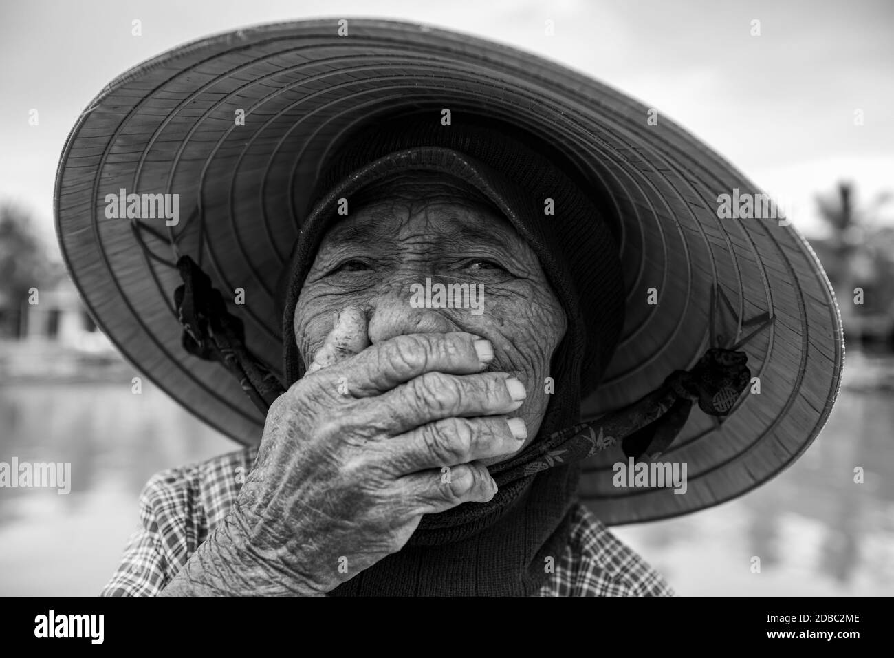 Donna anziana con cappello di paglia dal Vietnam Foto Stock