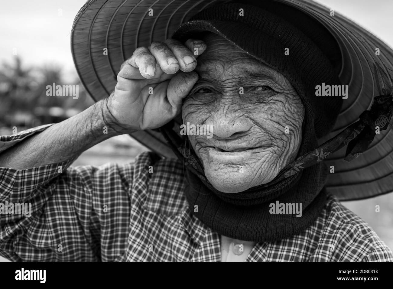 Donna anziana con cappello di paglia dal Vietnam Foto Stock