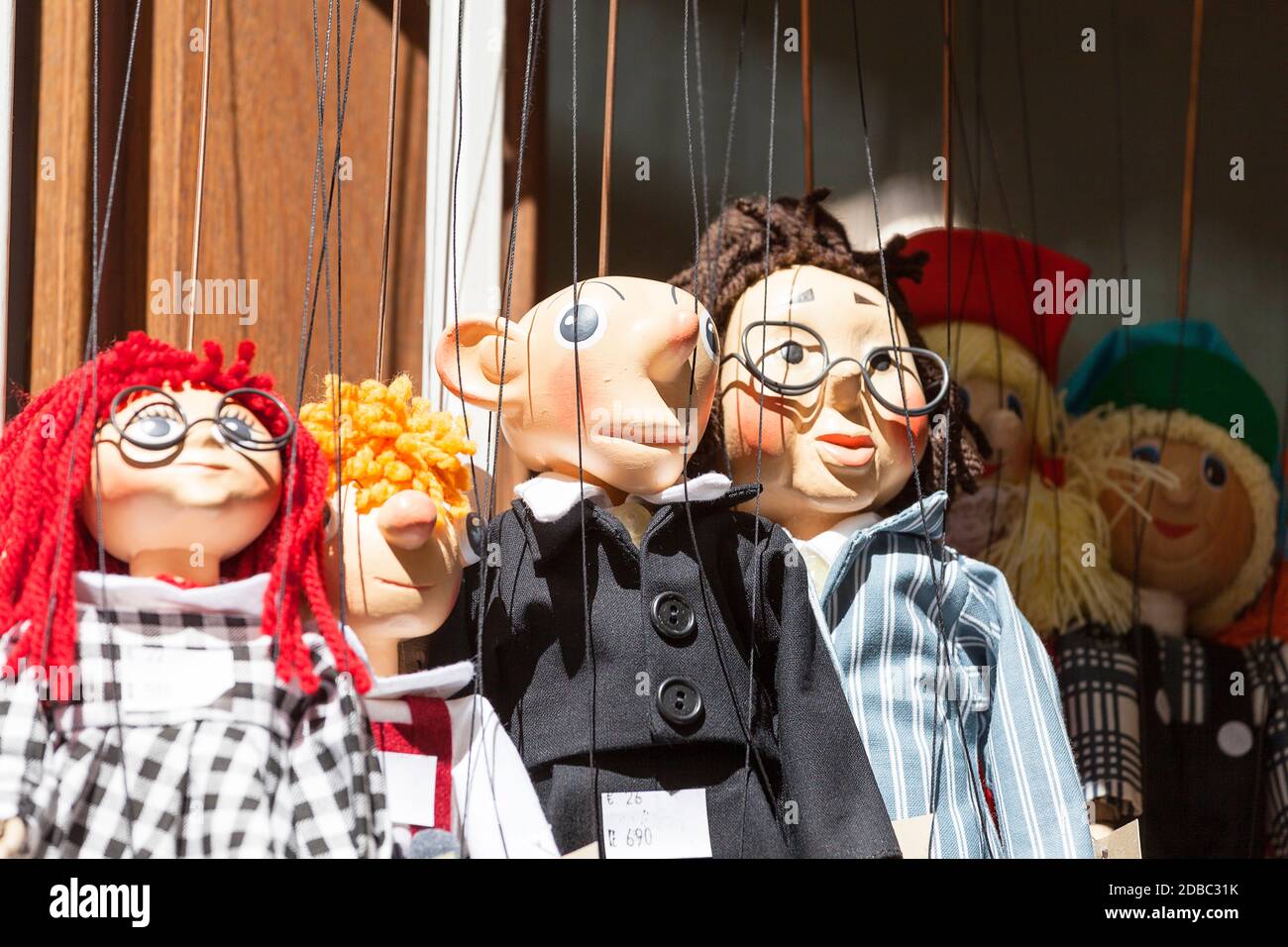 PRAGA, REPUBBLICA CECA - 2 MAGGIO 2017: Pupazzi colorati tradizionali fatti di legno in shop.in Praga ci sono molti negozi di articoli da regalo che vendono pupazzi colorati, Foto Stock