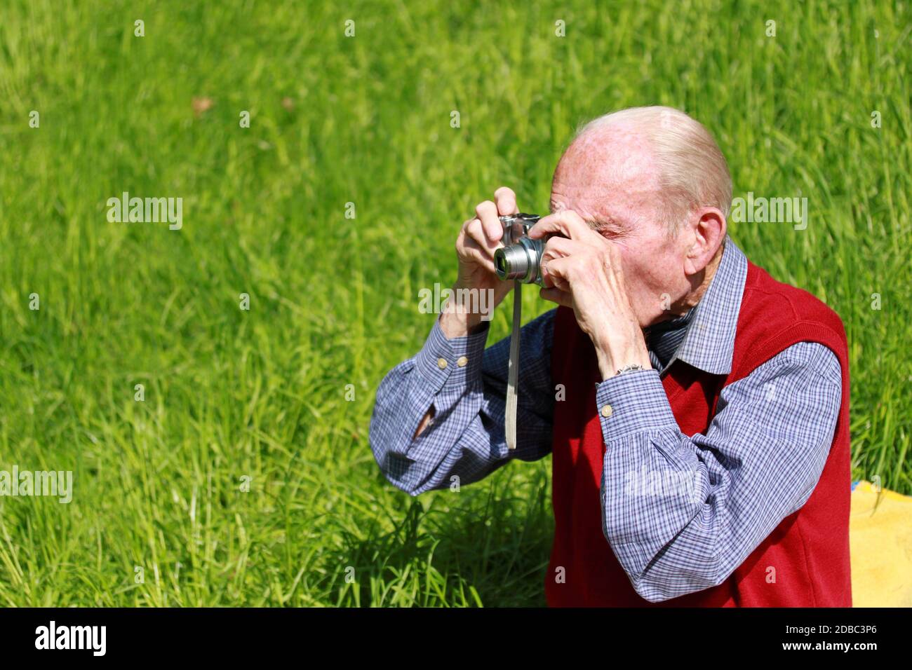 Ritratto di un felice anziano di 90 anni che scattano una foto nella natura Foto Stock