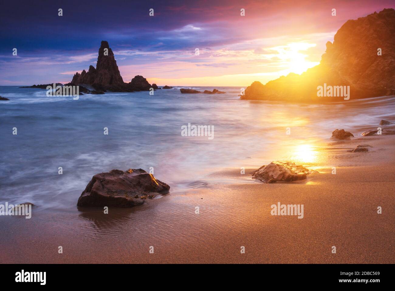 Bellissimo tramonto a Arrecife de las Sirenas, Cabo de Gata, Almería, Spagna. Foto Stock