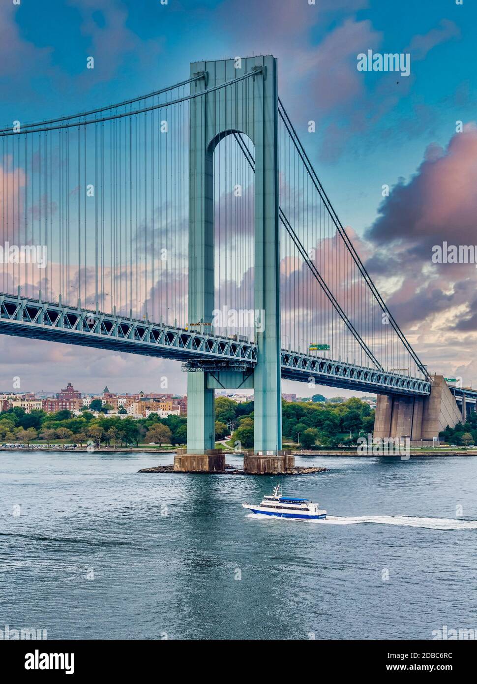 NEW YORK, NEW YORK - 31 agosto 2013: Il ponte Verrazzano è un ponte sospeso che collega Staten Island a Brooklyn. Il ponte porta sete Foto Stock