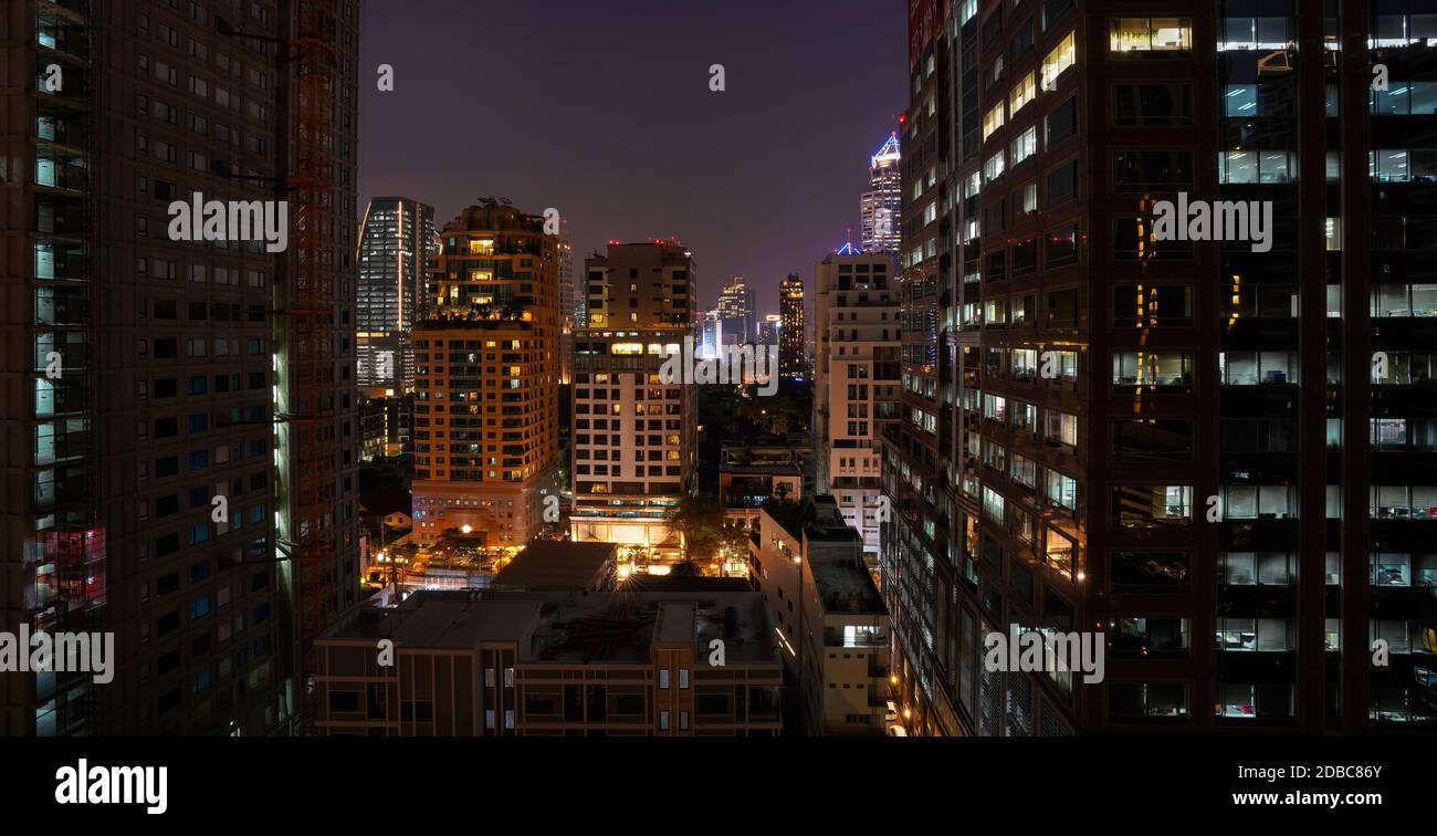 Città grattacielo di Bangkok di notte. La vivace area del centro di Bangkok. Foto Stock