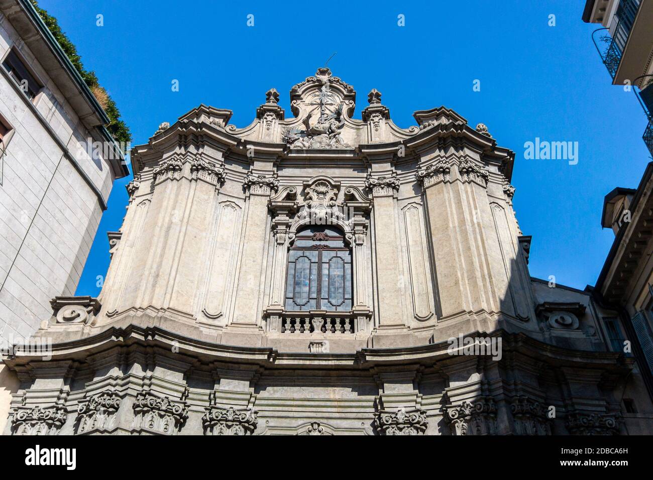 Facciata ornata di una chiesa nella città di Milano Foto Stock