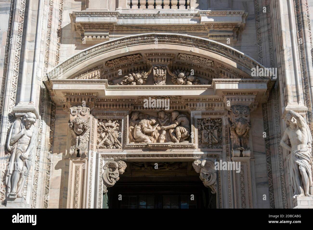 Dettaglio rilievo sulla facciata della cattedrale di Milano Foto Stock