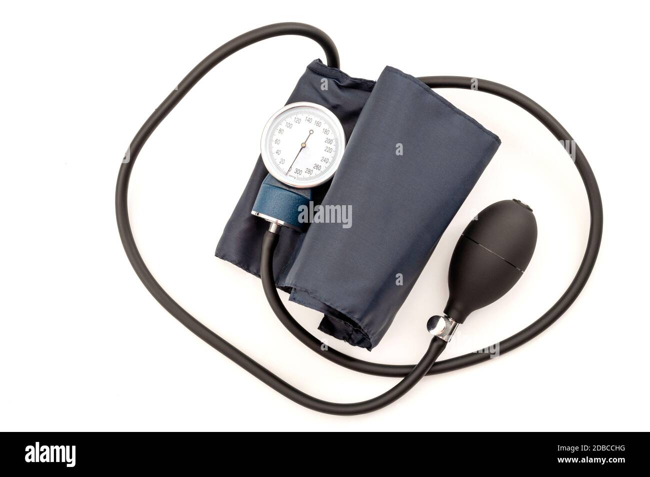 Esame cardiologo e idea concettuale dell'ipertensione con il monitor della pressione sanguigna dispositivo o sfigmomanometro utilizzato per misurare l'isolo della pressione cardiovascolare Foto Stock