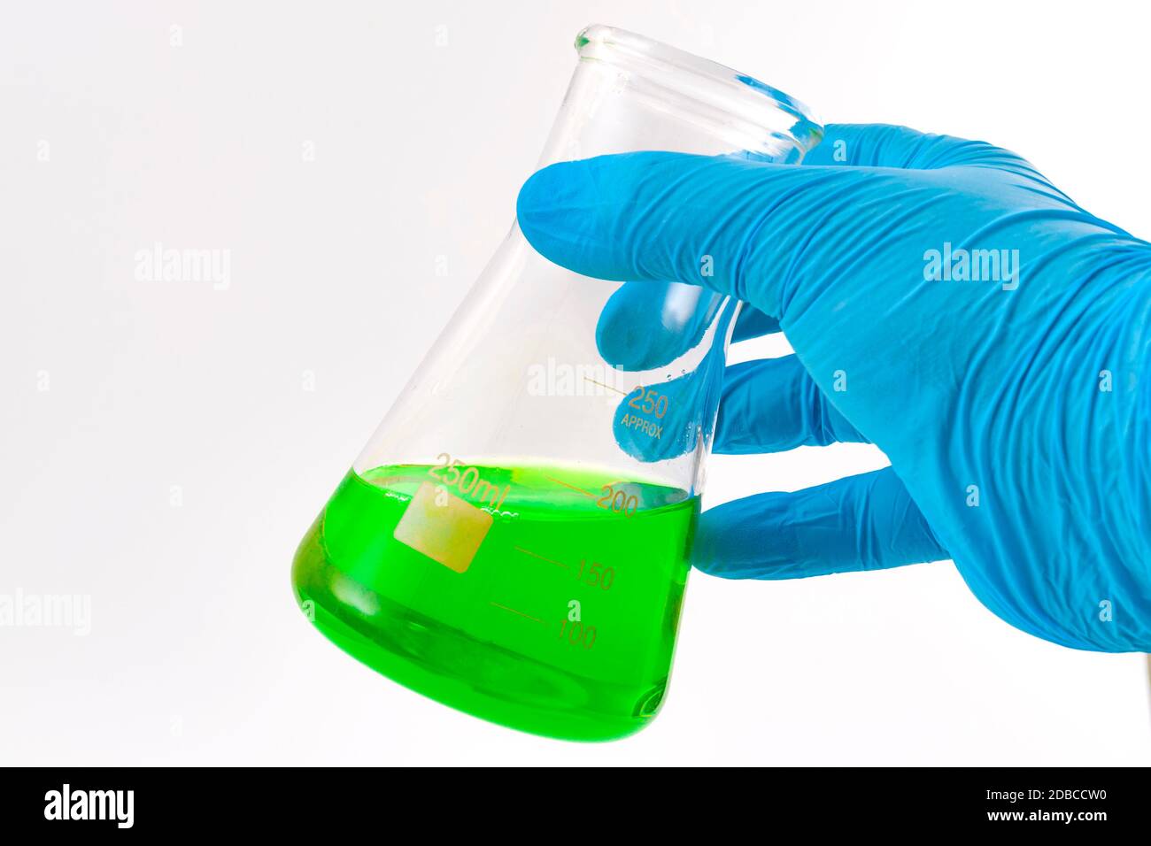 Analisi biotech, ricerca di laboratorio e analisi di soluzioni farmaceutiche idea concettuale con il medico o ricercatore mano indossare guanti di lattice protettivo e. Foto Stock