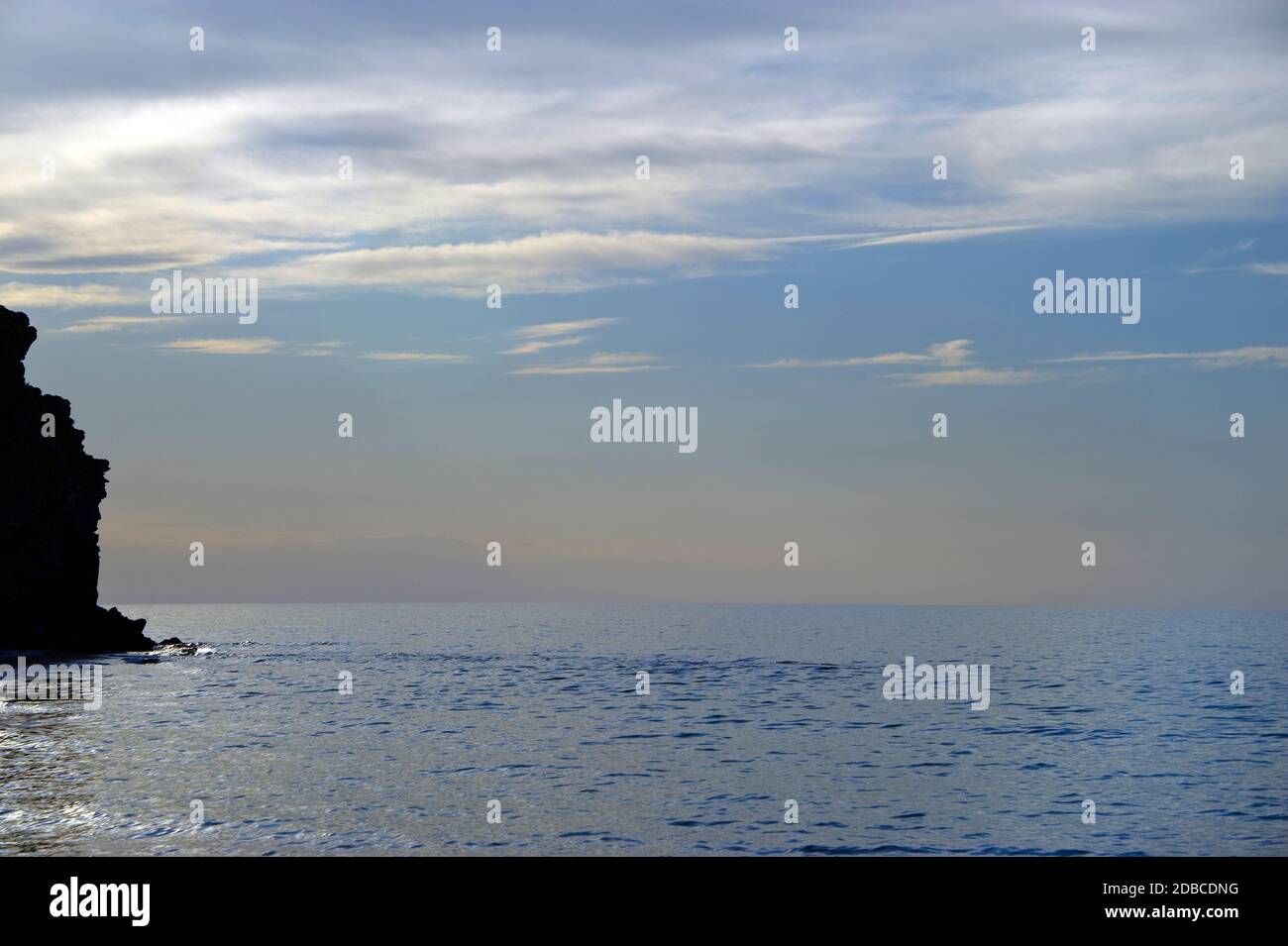 Tramonto sulla costa rocciosa del mare di Azov. Foto Stock