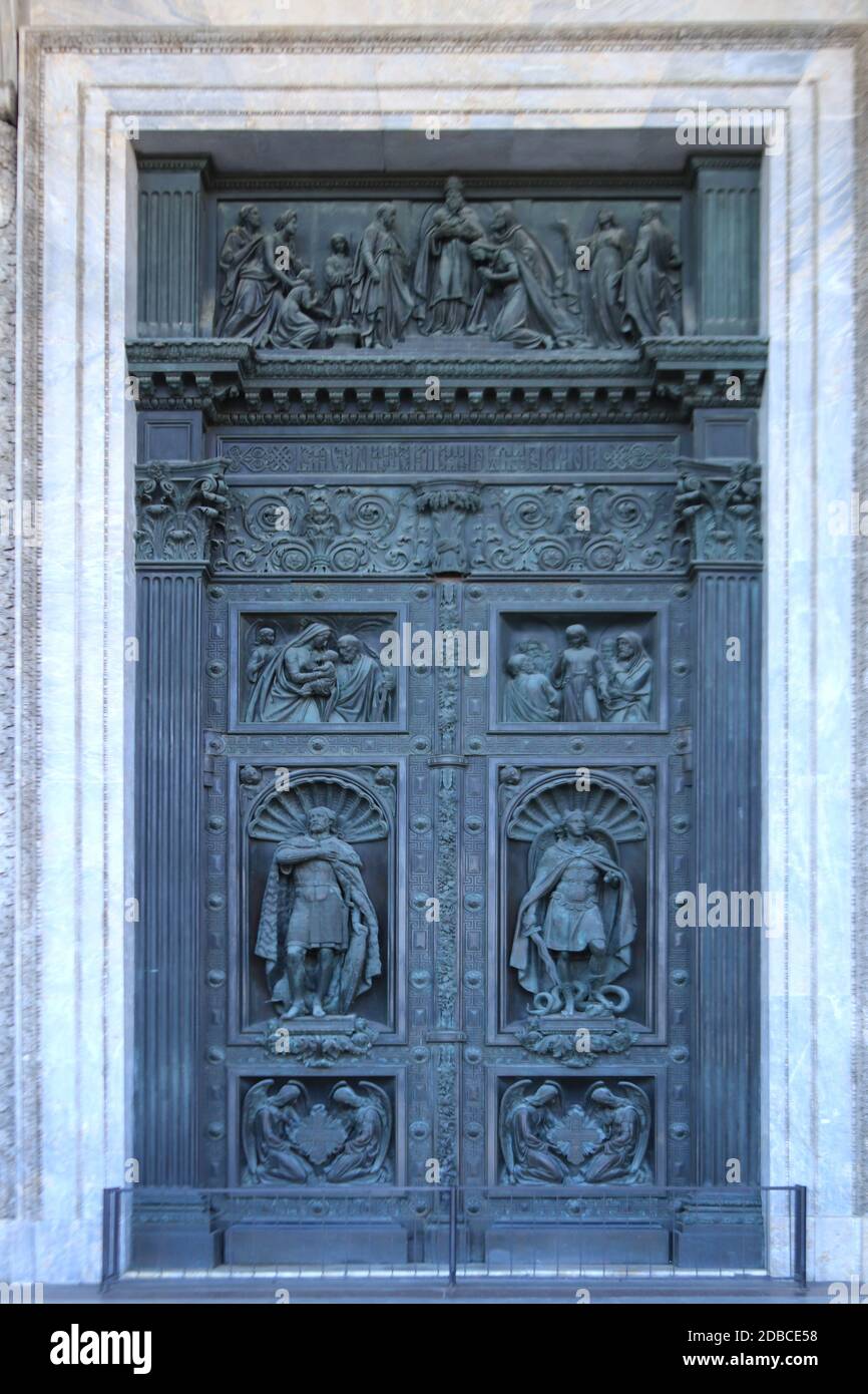 La porta di San Isacco cattedrale, decorata con ornamenti e figure del popolo santo. San Pietroburgo Foto Stock