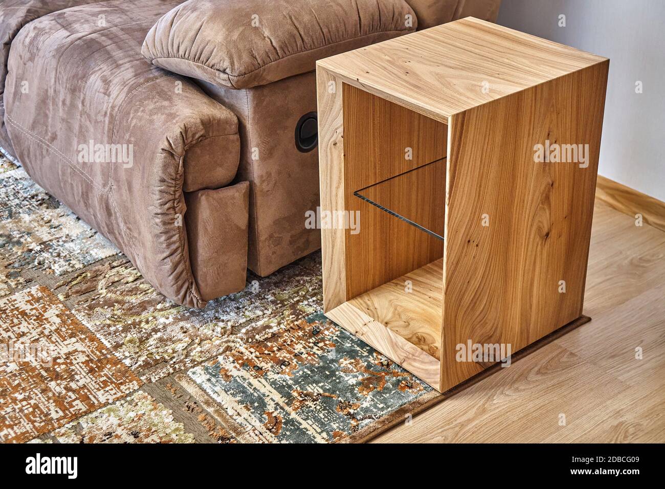 https://c8.alamy.com/compit/2dbcg09/tavolo-laterale-con-divano-a-lastra-di-olmo-dal-vivo-in-un-soggiorno-contemporaneo-arredamento-moderno-primo-piano-2dbcg09.jpg