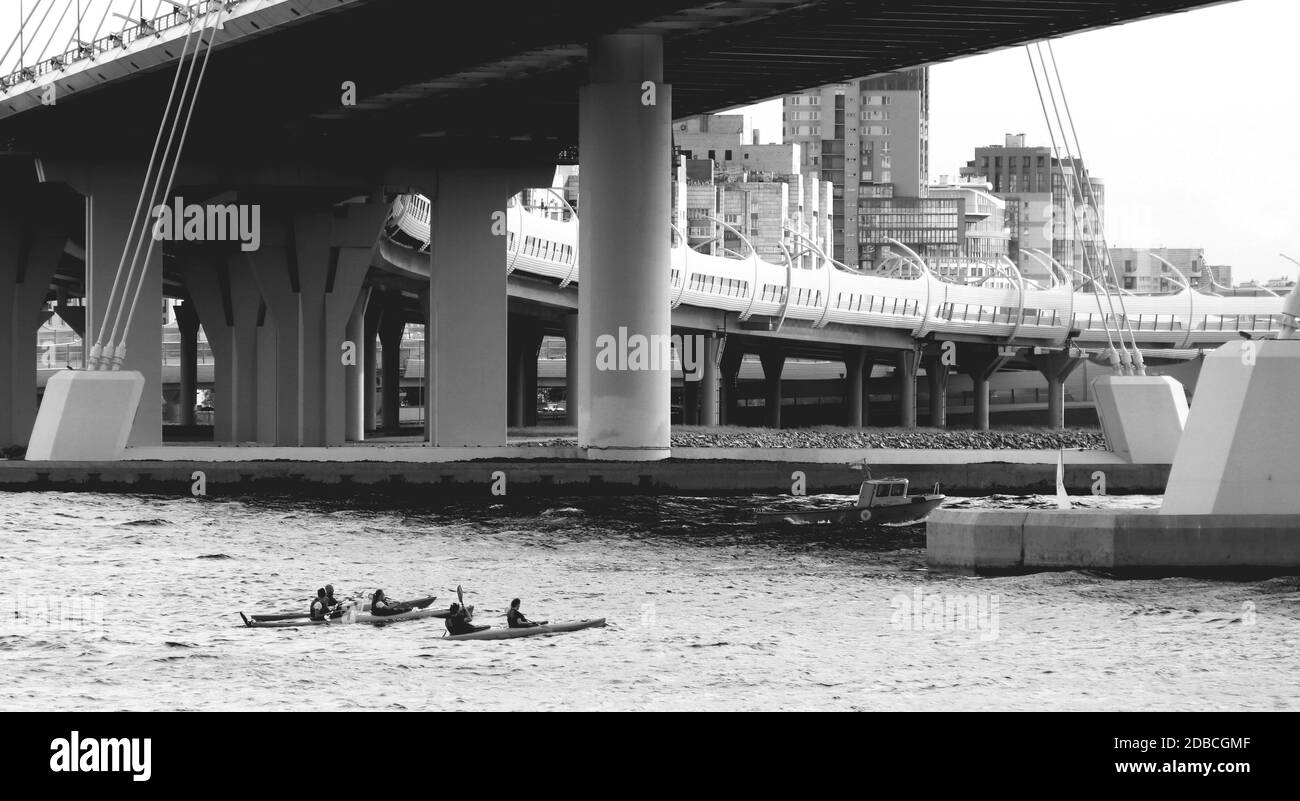 Due kayak sono in movimento lungo il fiume Neva della zona notte. In bianco e nero. Foto Stock