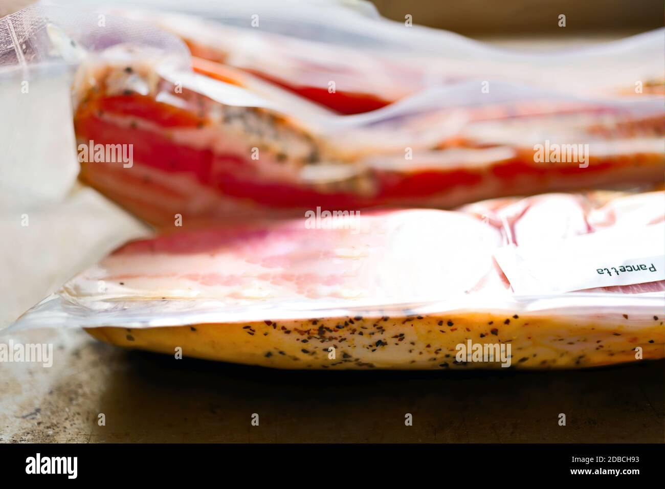 primo piano di pancetta rustica italiana in confezione di plastica Foto Stock