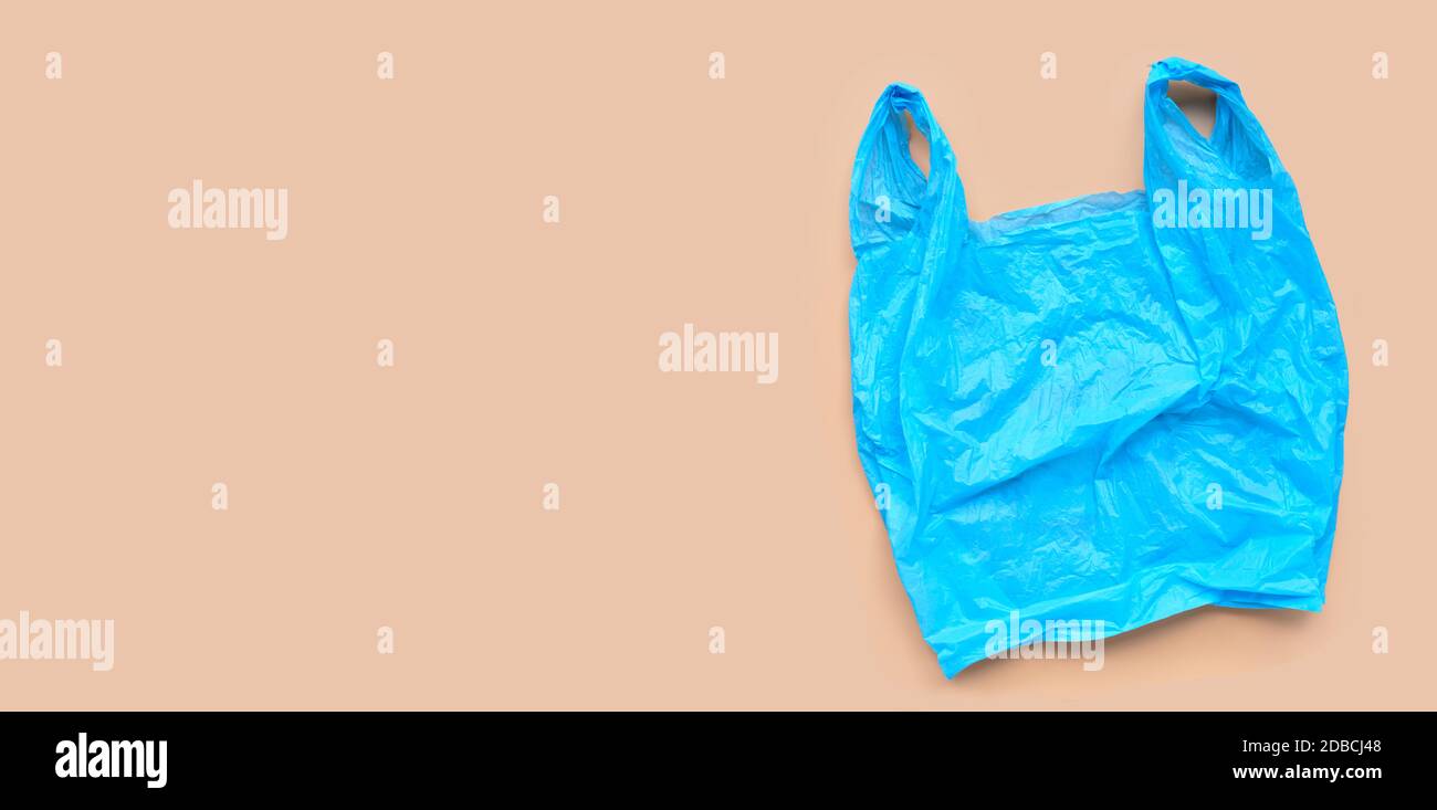 Sacchetto di plastica blu su sfondo marrone. Spazio di copia Foto Stock
