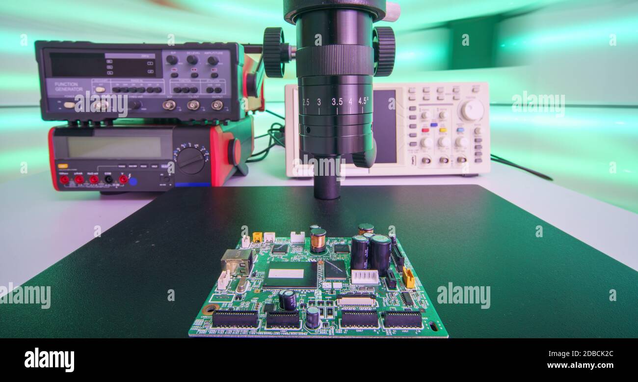 Controllo automatizzato di schede a circuito stampato. Controllo del montaggio del chip. Foto Stock