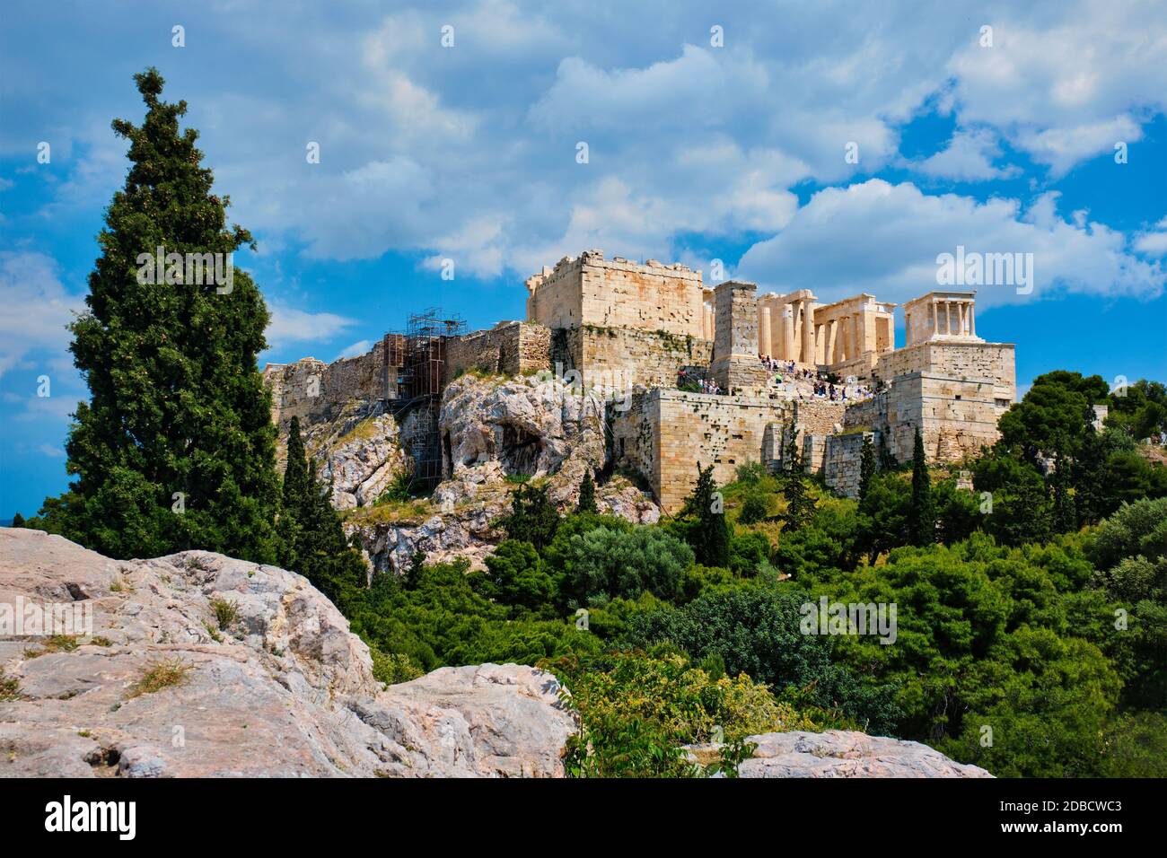 Famoso punto di riferimento turistico greco - l'iconico Tempio del Partenone all'Acropoli di Atene visto dalla collina di Philopappos, Atene, Grecia Foto Stock