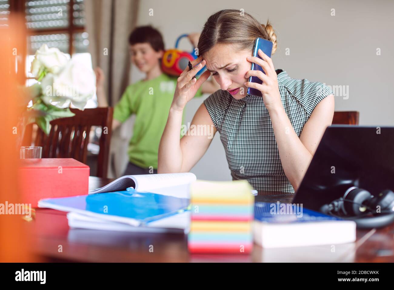 Sottolineato Businesswoman costretto a lavorare da casa durante il blocco non può concentrarsi sul lavoro Foto Stock