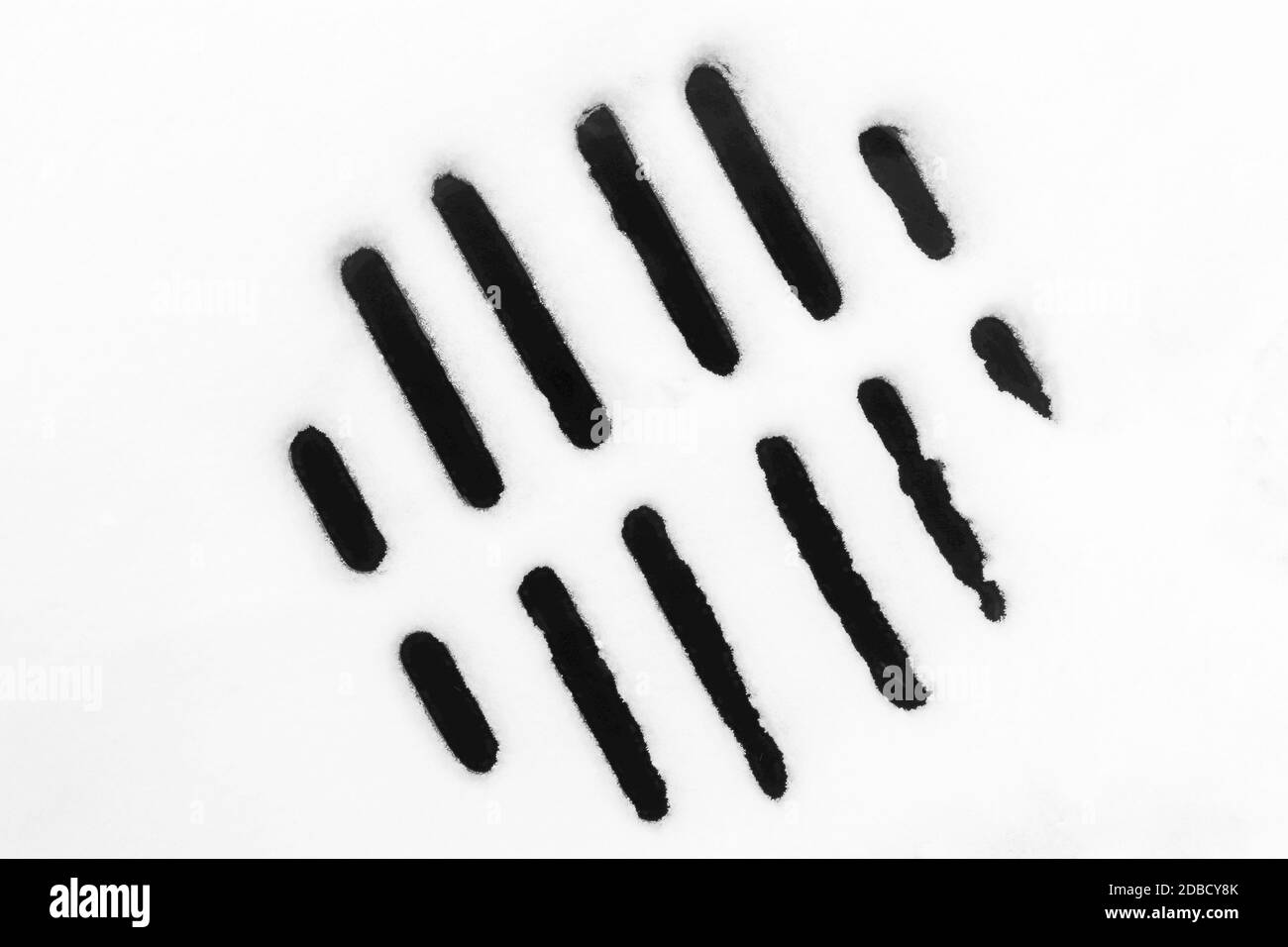 Fori del portellone sotto le linee geometriche della neve Foto Stock