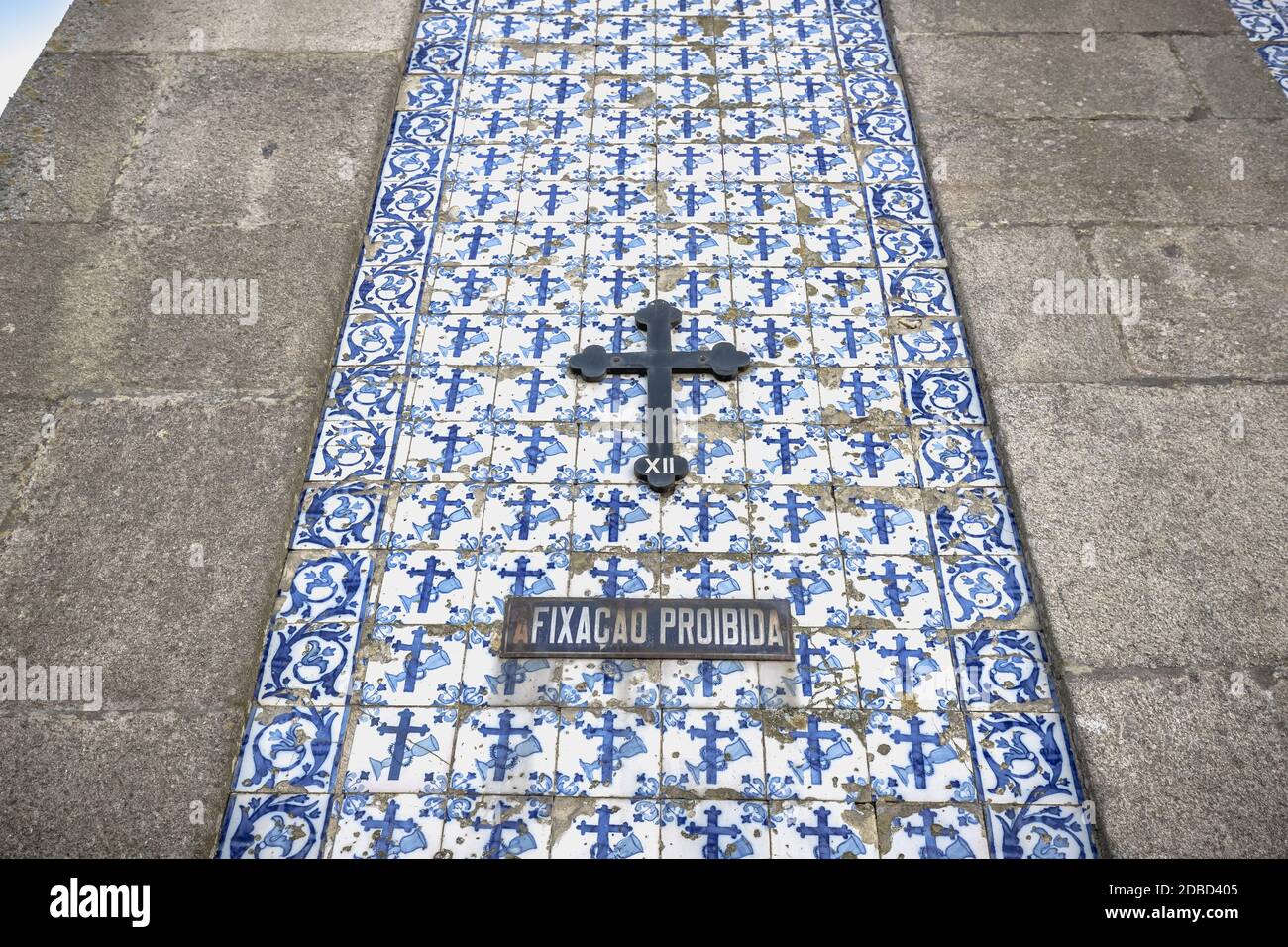 Piastrelle con motivi geometrici e religiosi. Decorazioni con le tipiche piastrelle portoghesi. Messaggio in portoghese non visualizzato (Afixacao Proibida) Foto Stock