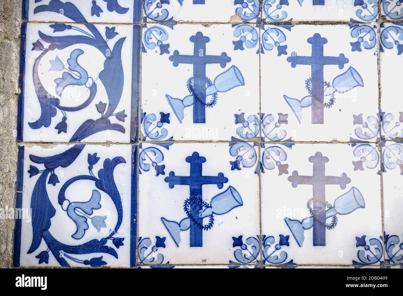 Piastrelle con motivi geometrici e religiosi. Decorazione con le tipiche piastrelle portoghesi (bianco e blu) all'interno di una chiesa in Portogallo Foto Stock