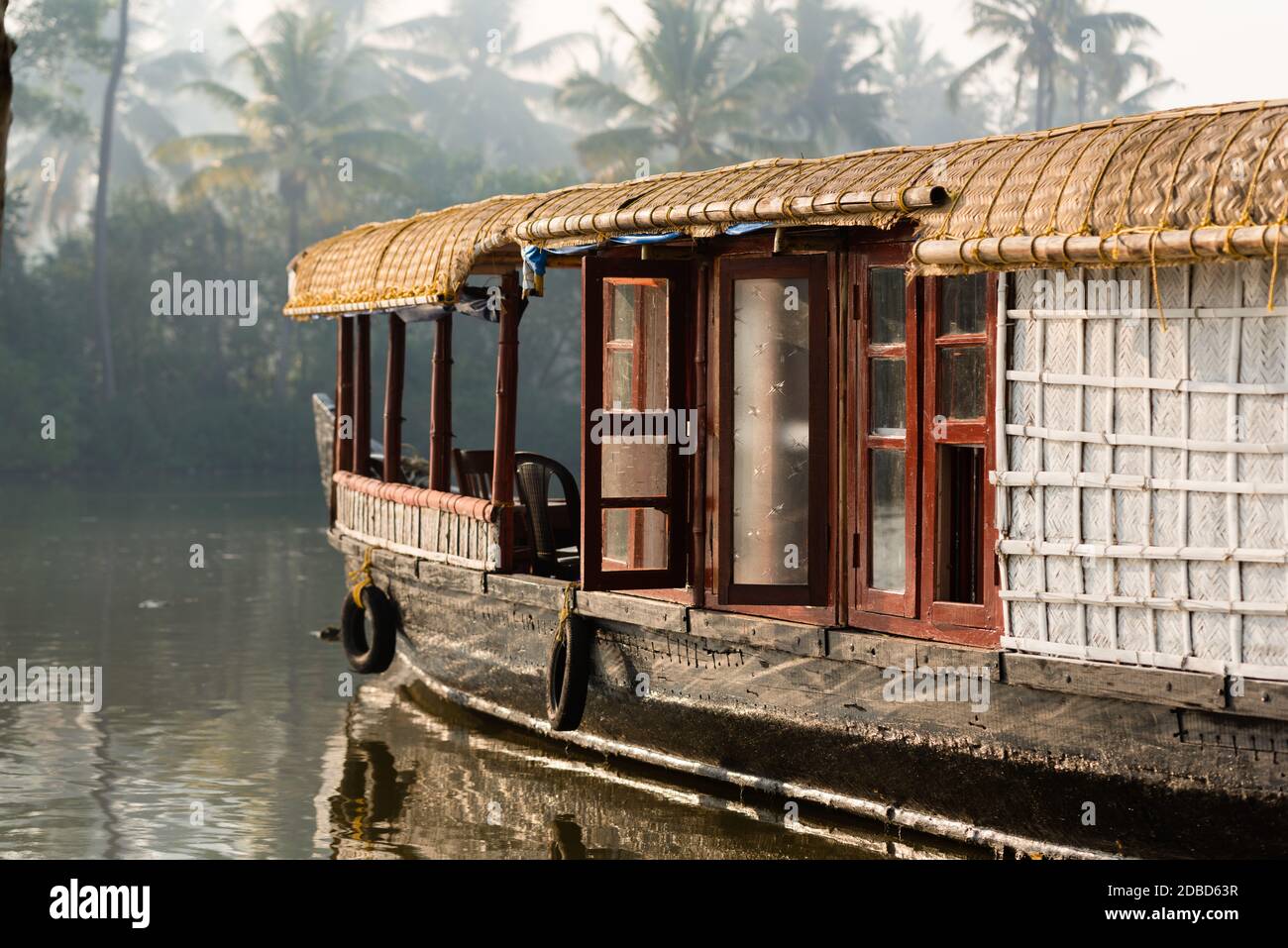 KOCHI, INDIA - 5 FEB 2017: Una barca tradizionale casa è ancorata sulle rive di un lago di pesca in Kerala Backwaters, India. I backwaters sono un po Foto Stock