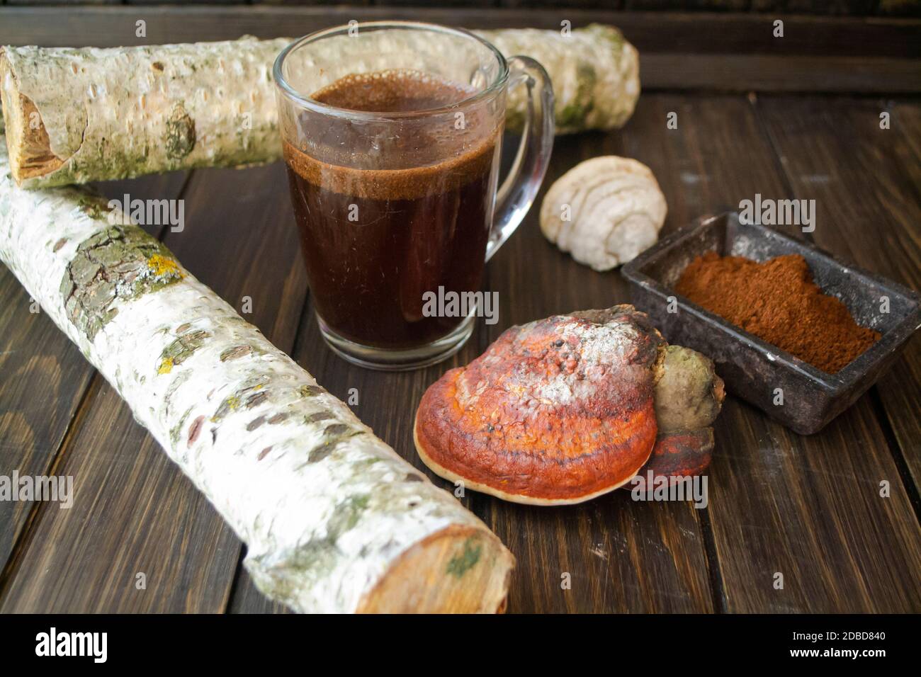 Concetto di moderna industria alimentare. Caffè di funghi Chaga e polyporo Foto Stock