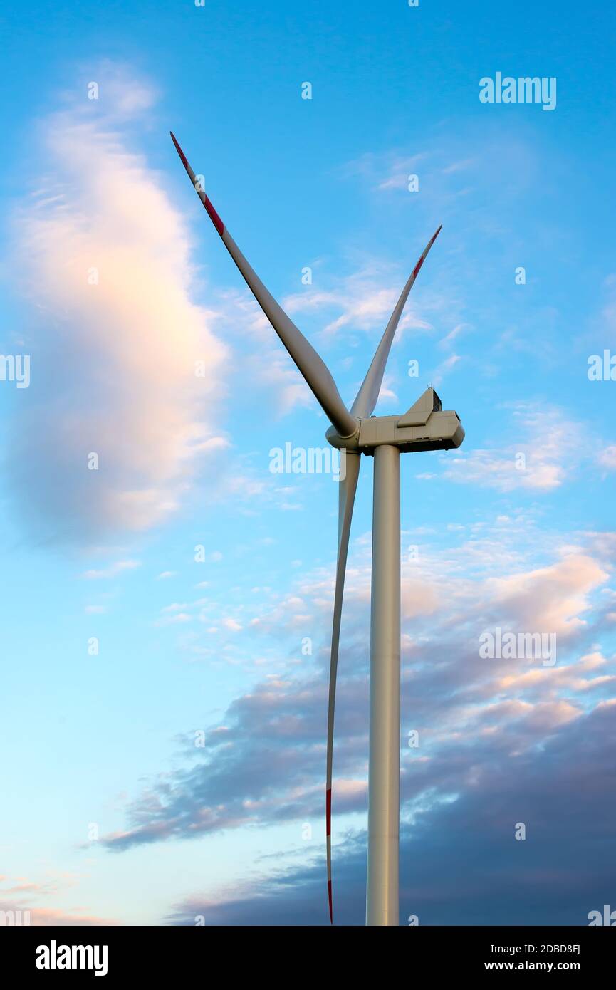 Turbine eoliche fonti di energia rinnovabile paesaggio estivo con cielo blu al tramonto Foto Stock