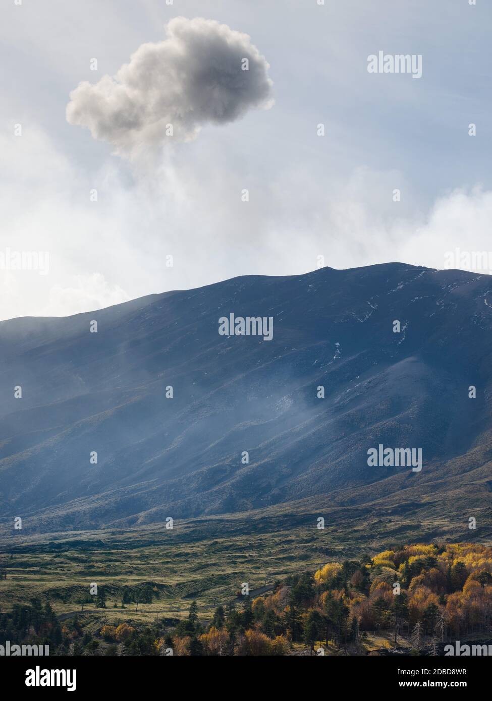 Nuvole di fumo vulcanico che attraversano le pendici e le colline dell'Etna in Sicilia, Italia Foto Stock