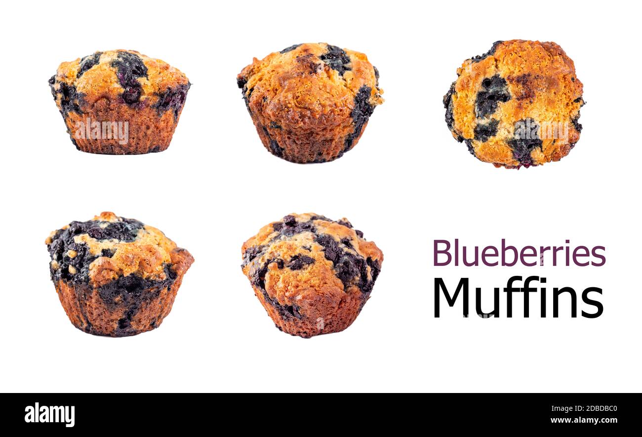 Set di muffin ai mirtilli isolati su sfondo bianco. Uovo vegetariana-free muffin con bacche blu isolato con percorso di clipping. Foto Stock