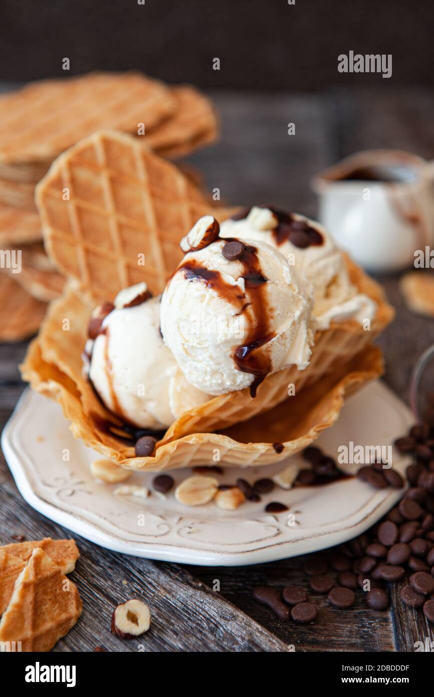 Scoop di gelato alla vaniglia in una tazza di waffle Foto Stock