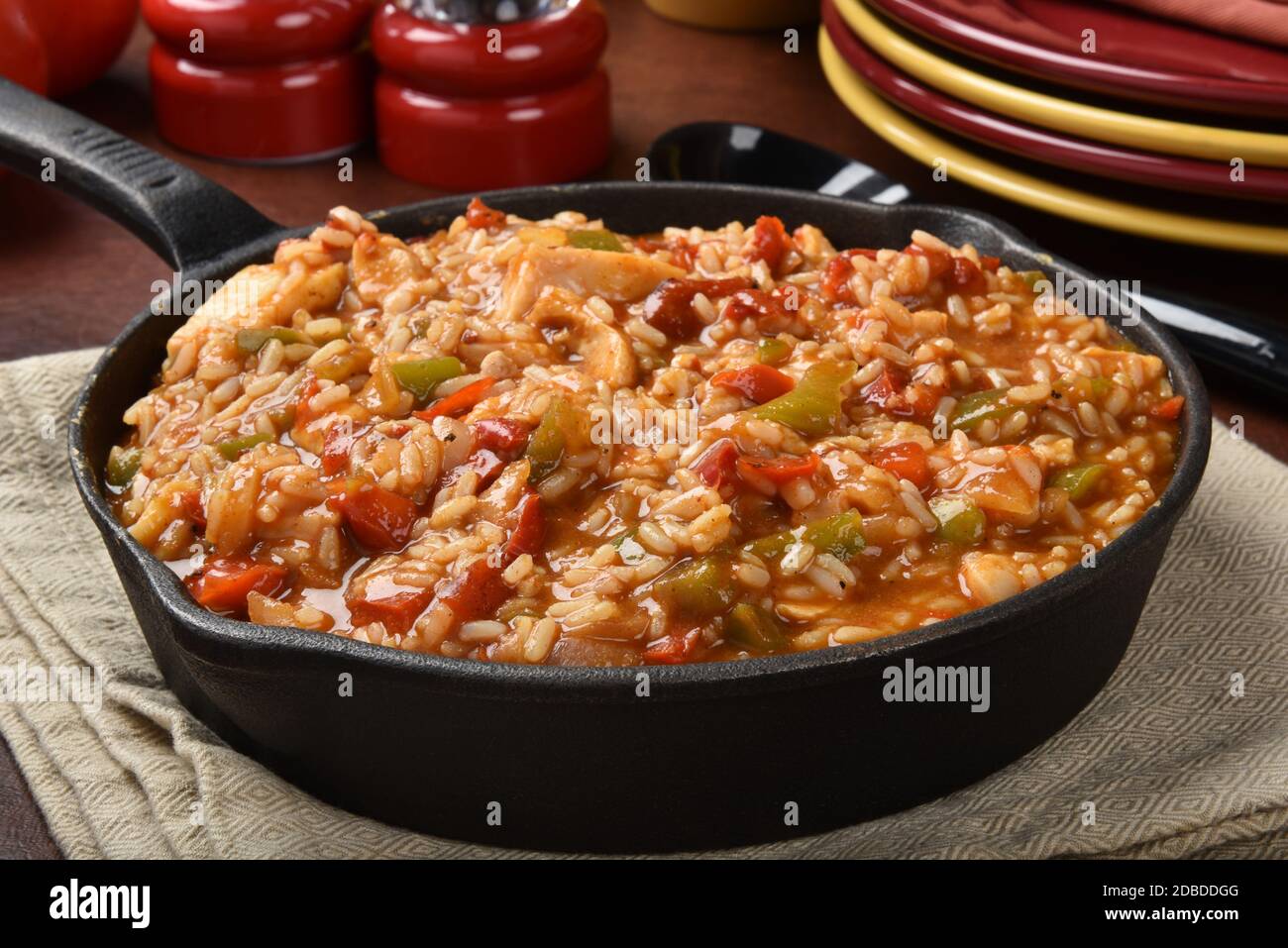 Riso fajita di pollo in una padella di ghisa Foto Stock