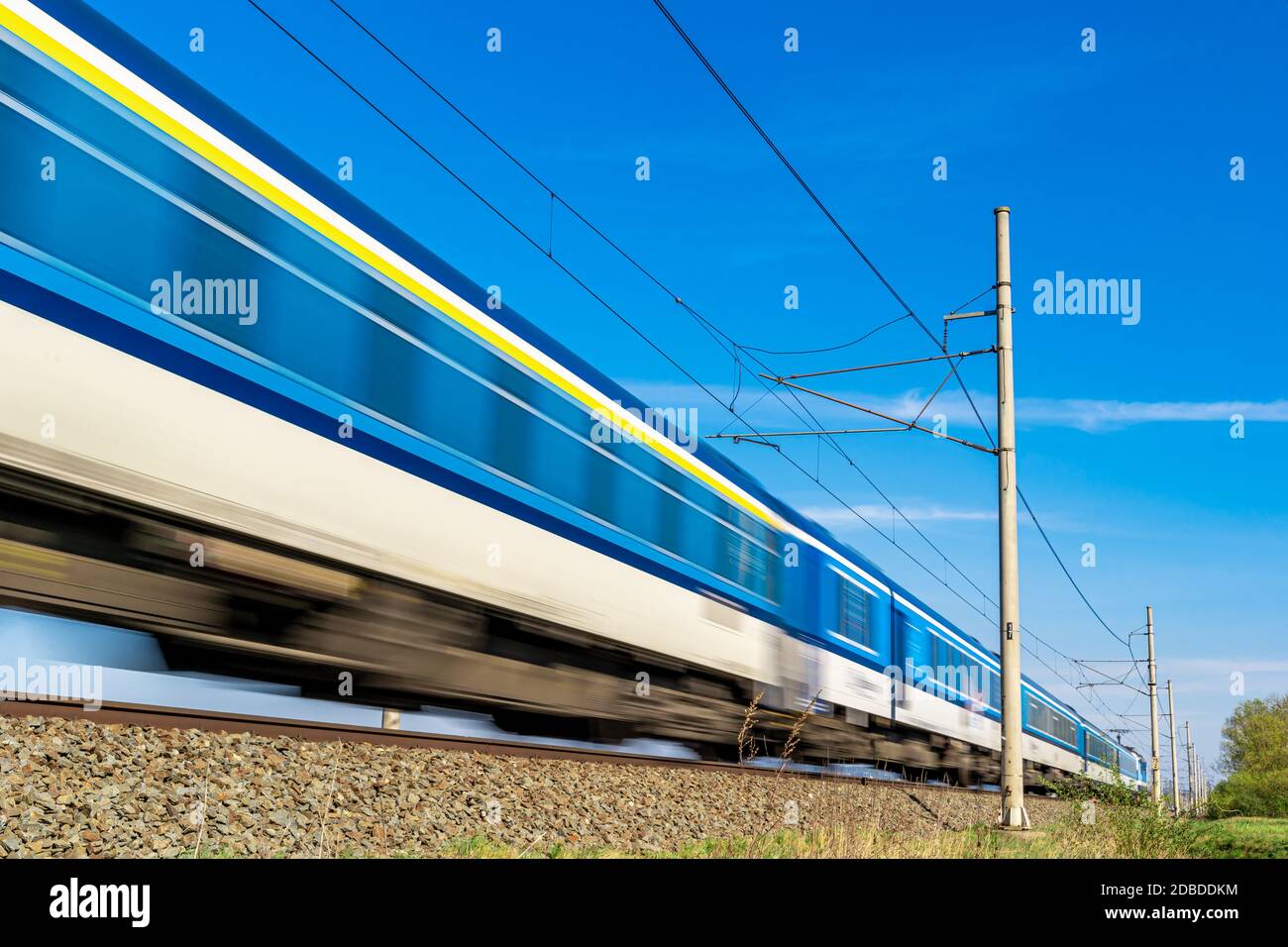il treno espresso intercity viaggia sui binari. Foto Stock