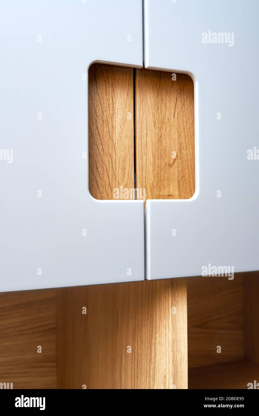 Dettaglio del guardaroba primo piano. moderno armadio in legno con porte armadio a scomparsa. Mobili in legno compensato di quercia con vernice grigio chiaro ca Foto Stock