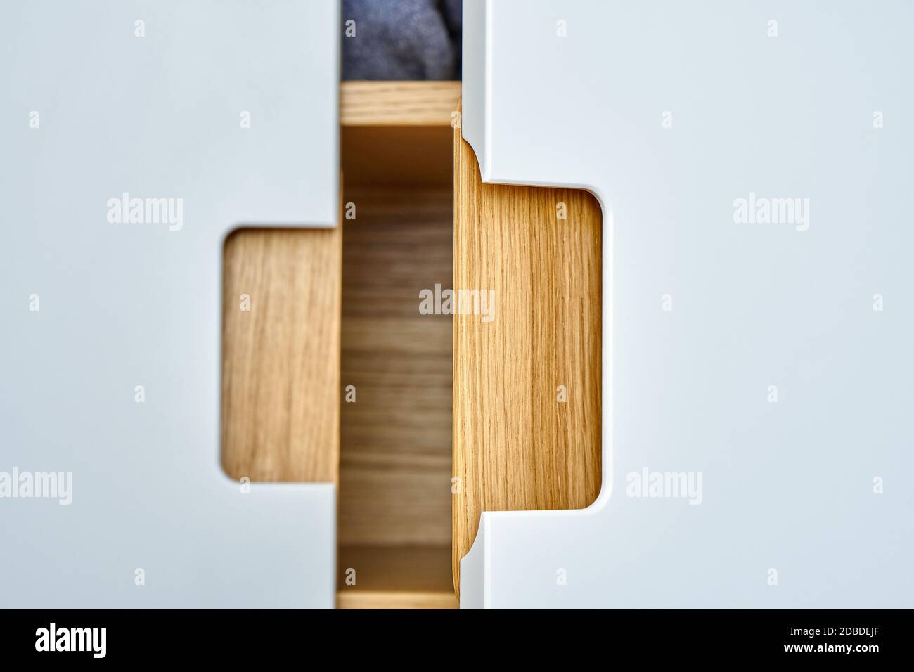 Dettaglio del guardaroba primo piano. moderno armadio in legno con porte armadio a scomparsa. Mobili in legno compensato di quercia con vernice grigio chiaro ca Foto Stock