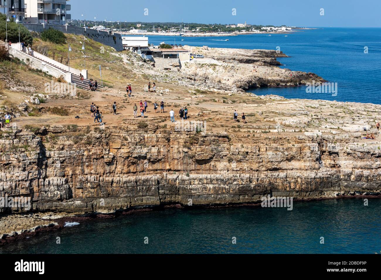 Polignano a Mare, Italia - 17 settembre 2019: La costa rocciosa di Polignano a Mare. Puglia, Italia Foto Stock