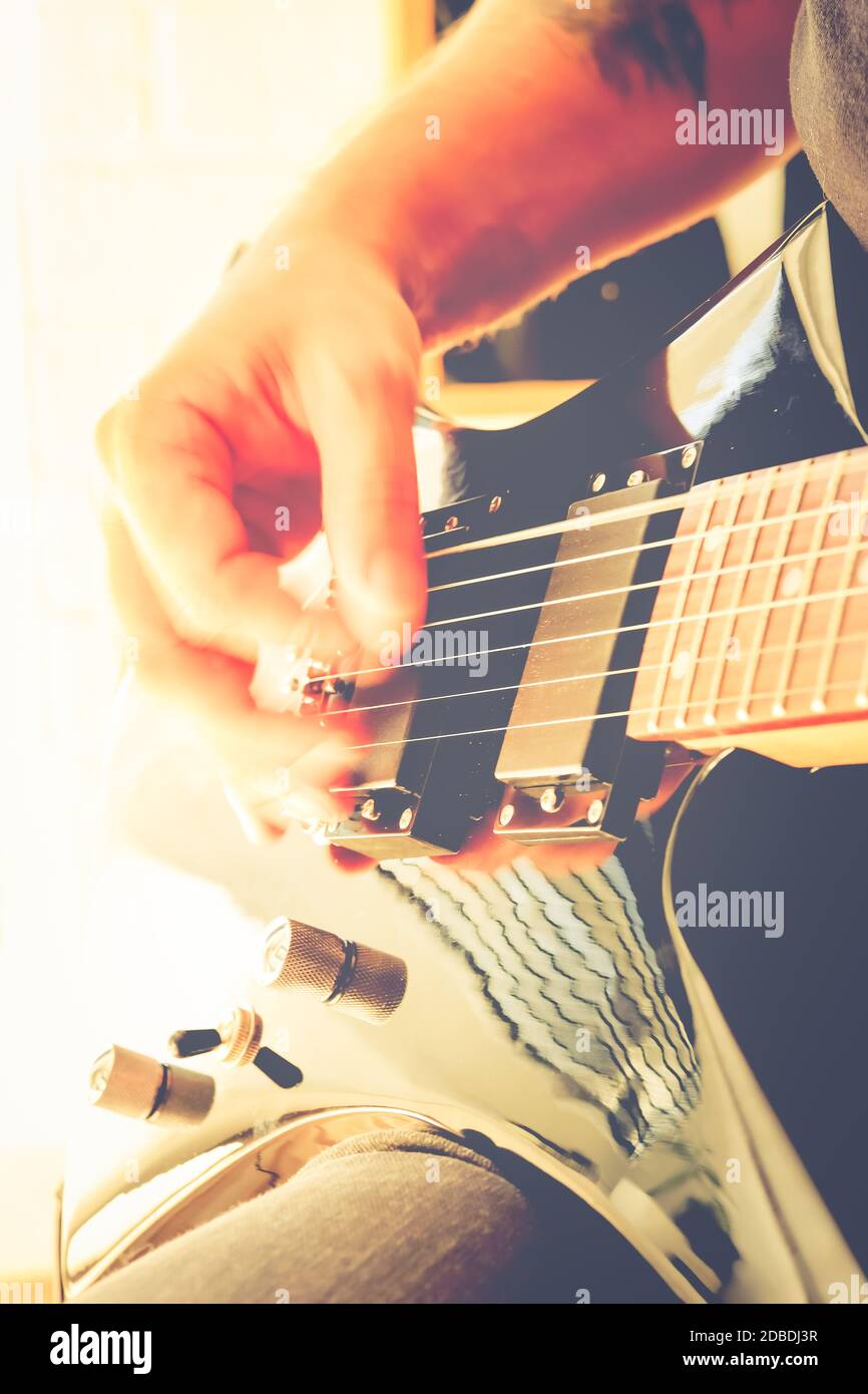 Il chitarrista mano del movimento dinamico. Stile di vita musicale di sottofondo. Suonare la chitarra. Macro closeup. Foto Stock