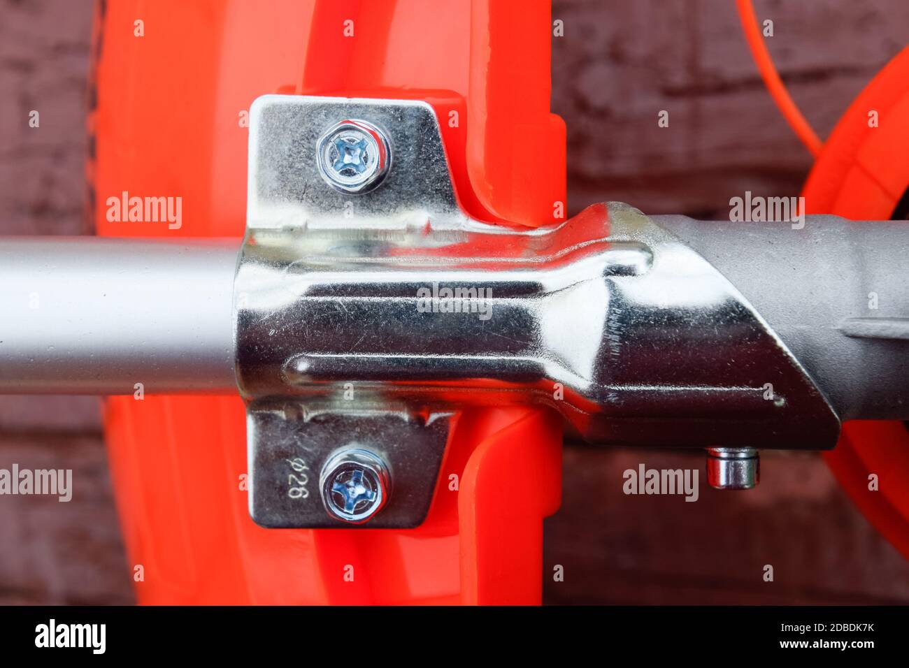 Dispositivi di fissaggio per la costruzione di trimmer a gas. Bulloni e viti sul corpo del trimero. Trimmer Gascosi con una foglia per falciare erba e arbusti. Foto Stock