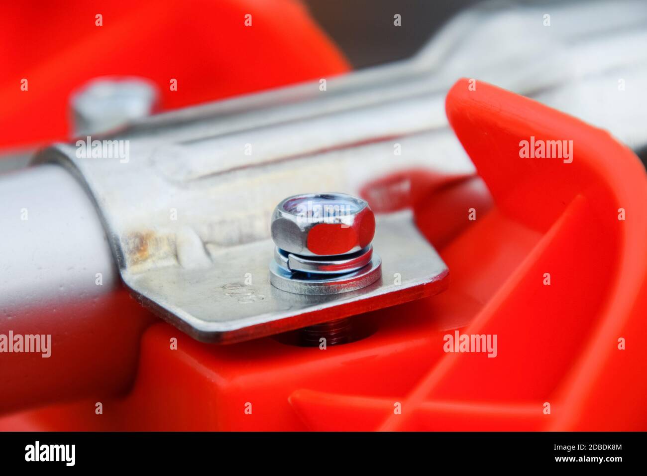 Dispositivi di fissaggio per la costruzione di trimmer a gas. Bulloni e viti sul corpo del trimero. Trimmer Gascosi con una foglia per falciare erba e arbusti. Foto Stock