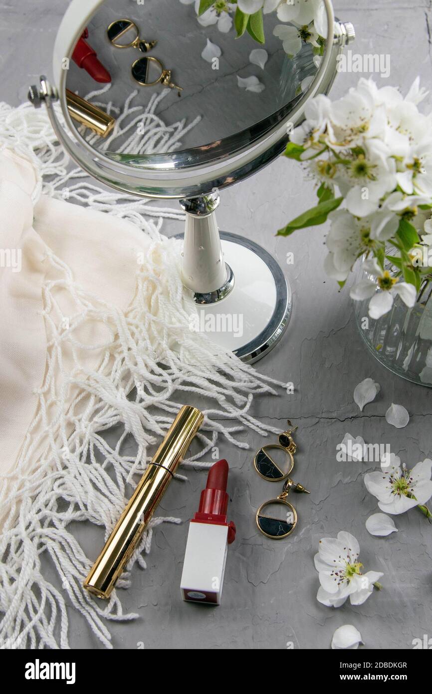 Set cosmetico su toeletta grigia. Viste dall'alto, primo piano. Colorata  ombra sul viso su un tavolo grigio in cemento ricoperto di petali bianchi e  tappi di vino Foto stock - Alamy