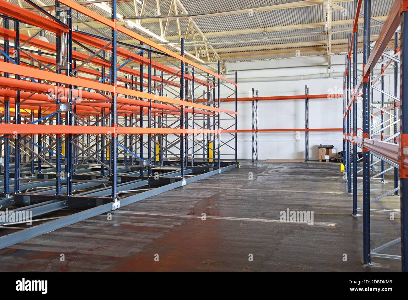 Vuoto Sistema di scaffalature nel magazzino di distribuzione Foto Stock