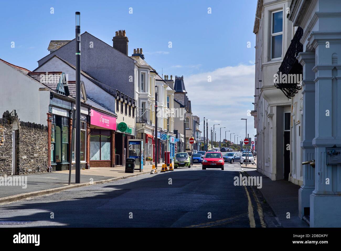 Guardando lungo Station Road, Port Erin, Isola di Man dal mare interno Foto Stock