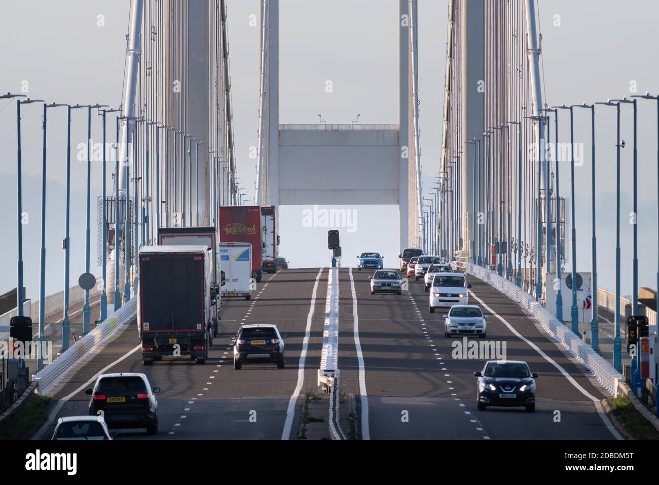 Aust, South Gloucestershire, Regno Unito. 23 ottobre 2020. Mentre l'orologio passa vicino alla scadenza delle 18:00, il traffico scorre liberamente attraverso il ponte Severn Foto Stock