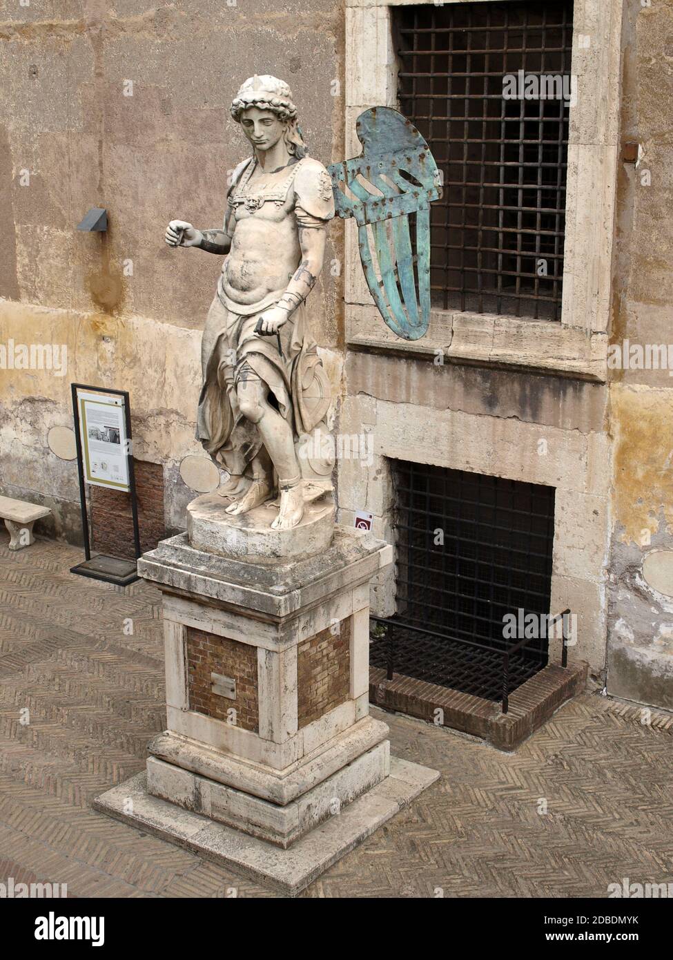 Roma - il Mausoleo di Adriano (Castel di Sant'Angelo). L'originale statua marmorea dell'angelo di Raffaello da Montelupo. Foto Stock