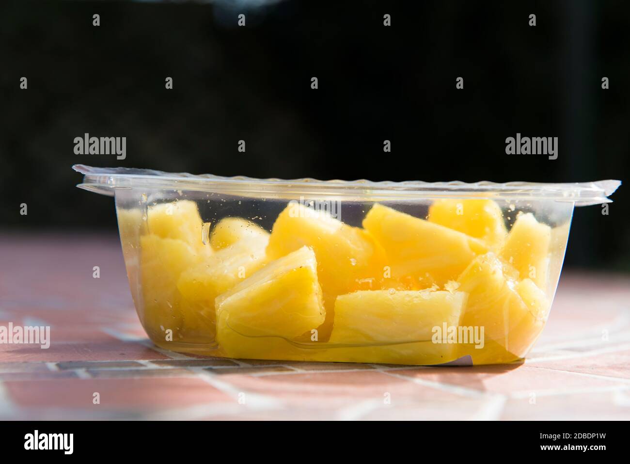 ananas tagliato in confezione di plastica Foto Stock
