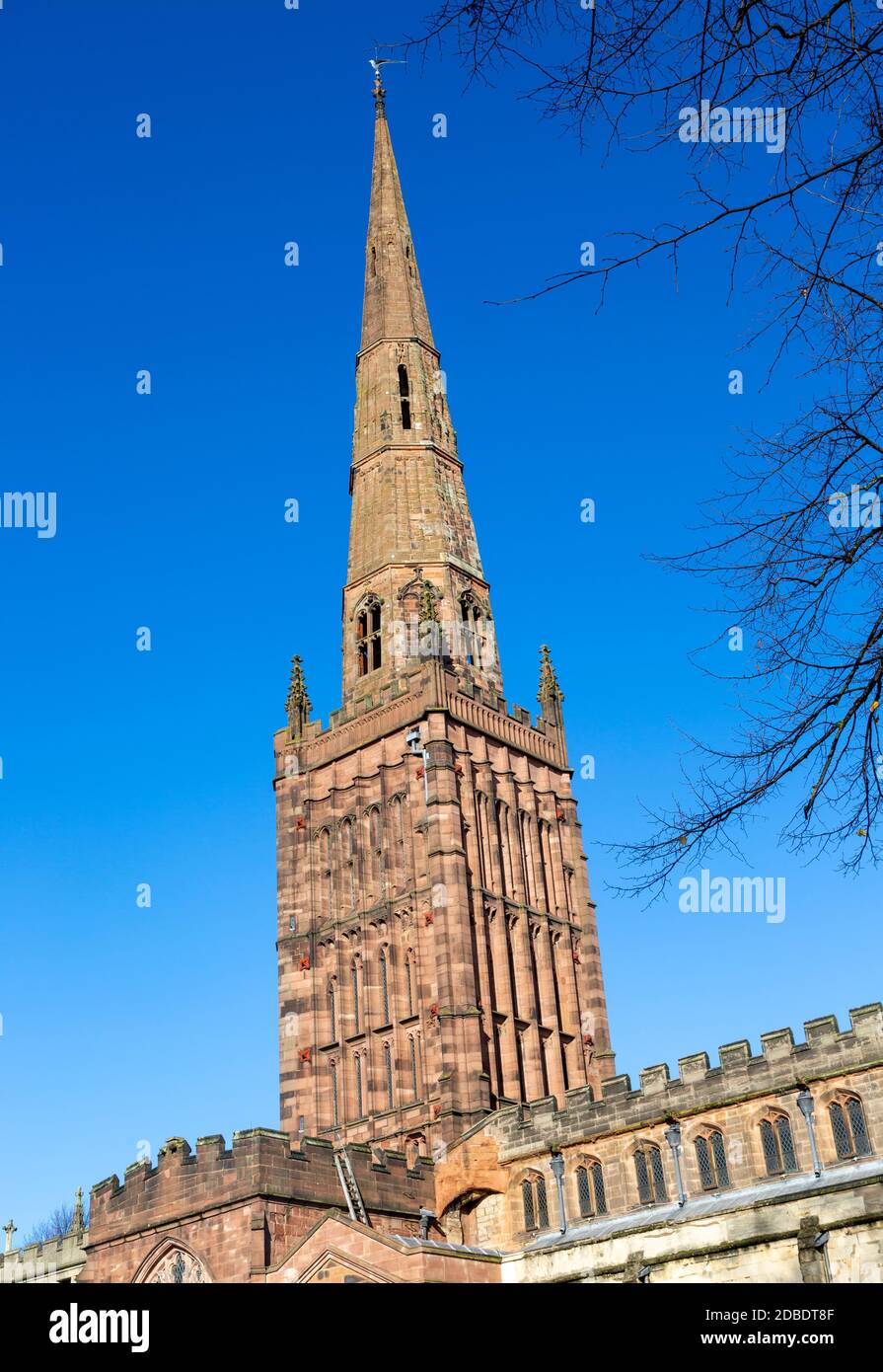 Steeple torre della chiesa della Santa Trinità contro il cielo blu, Coventry, Inghilterra, Regno Unito Foto Stock