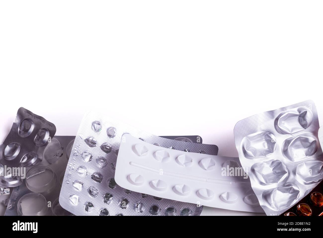 Pacchetti di pillole di prescrizione usati da medicinali prescritti. Primo piano di confezioni blister vuote di medicinali sanitari con spazio bianco sopra Foto Stock